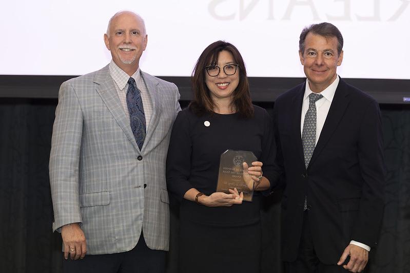 Cynthia Lee Sheng '89 receiving the Alumna of the Year Award at the 2023 College of Business Luncheon